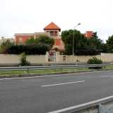La si scorge percorrendo via Tatarella: parliamo di una grande struttura rossa che si erge maestosa sulla strada, caratterizzata da un torrino belvedere con il tetto a falde spioventi. Il suo nome � �Villa Torrebella�: un edificio di inizio 900 